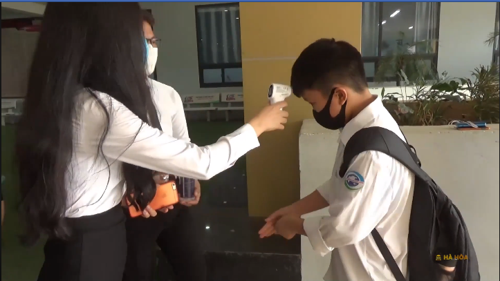 Học sinh hào hứng trở lại trường, nước rửa tay và khẩu trang là vật dụng không thể thiếu ảnh 2