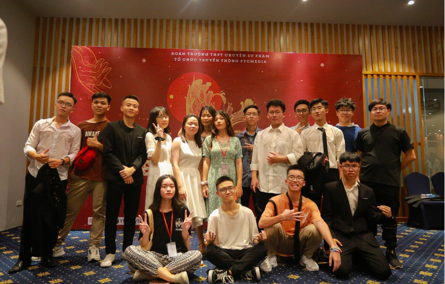 Đúng 5 giờ chiều, đã có rất nhiều teen đến check-in, tham gia tiệc tea break và chụp ảnh. Mãn nhãn với Fiesta A Cielo: Đêm hội bùng nổ tài - sắc của học sinh Chuyên Sư Phạm ảnh 1