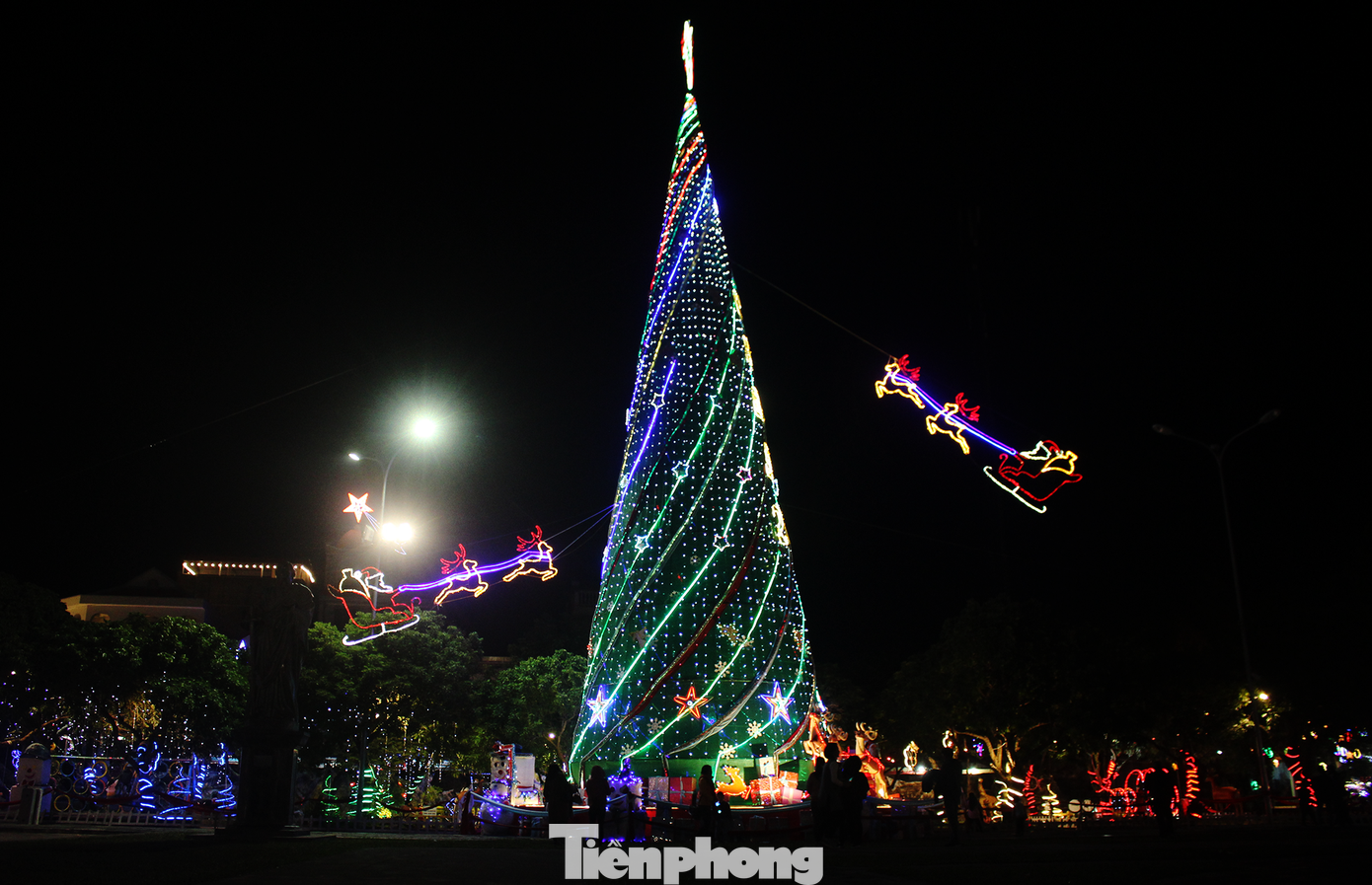 Tại khu vực mặt tiền tòa chính nhà thờ, cây thông Noel khổng lồ để chào đón năm 2021 thu hút nhiều bạn trẻ đến check – in và gây "sốt" trên mạng xã hội những ngày gần đây. Khung cảnh Giáng sinh về đêm lộng lẫy của nhà thờ Phát Diệm ảnh 6
