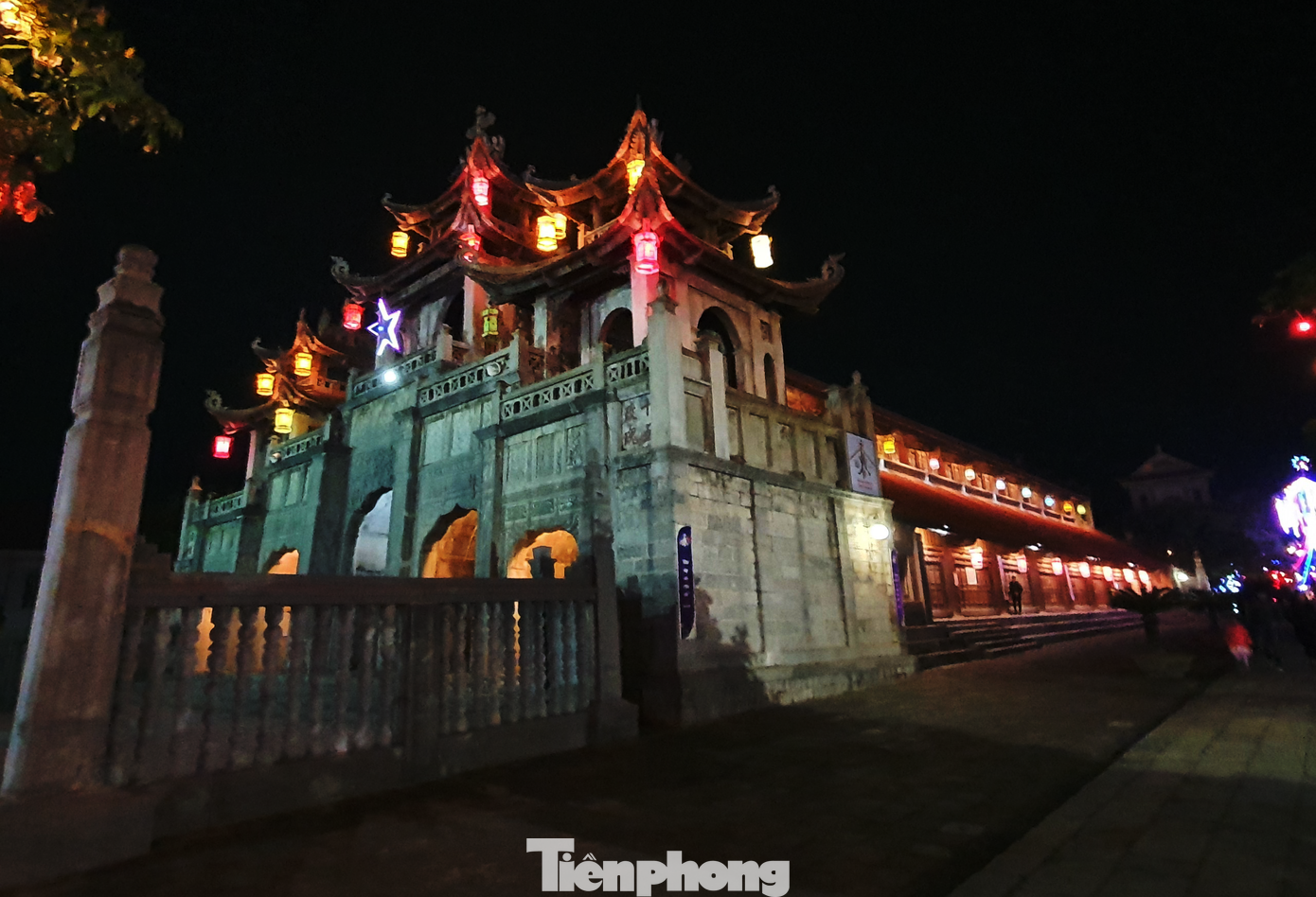 Tòa chính nhà thờ Phát Diệm rực sáng về đêm. Mặc dù là nhà thờ Công giáo nhưng công trình này được mô phỏng theo những nét kiến trúc đình chùa truyền thống của Việt Nam với vô số mái cong hình mũi thuyền. Khung cảnh Giáng sinh về đêm lộng lẫy của nhà thờ Phát Diệm ảnh 9