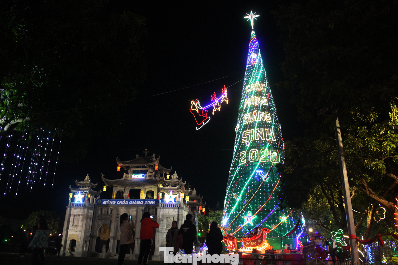 Tại khu vực mặt tiền tòa chính nhà thờ, cây thông Noel khổng lồ để chào đón năm 2021 thu hút nhiều bạn trẻ đến check – in và gây "sốt" trên mạng xã hội những ngày gần đây. Khung cảnh Giáng sinh về đêm lộng lẫy của nhà thờ Phát Diệm ảnh 5