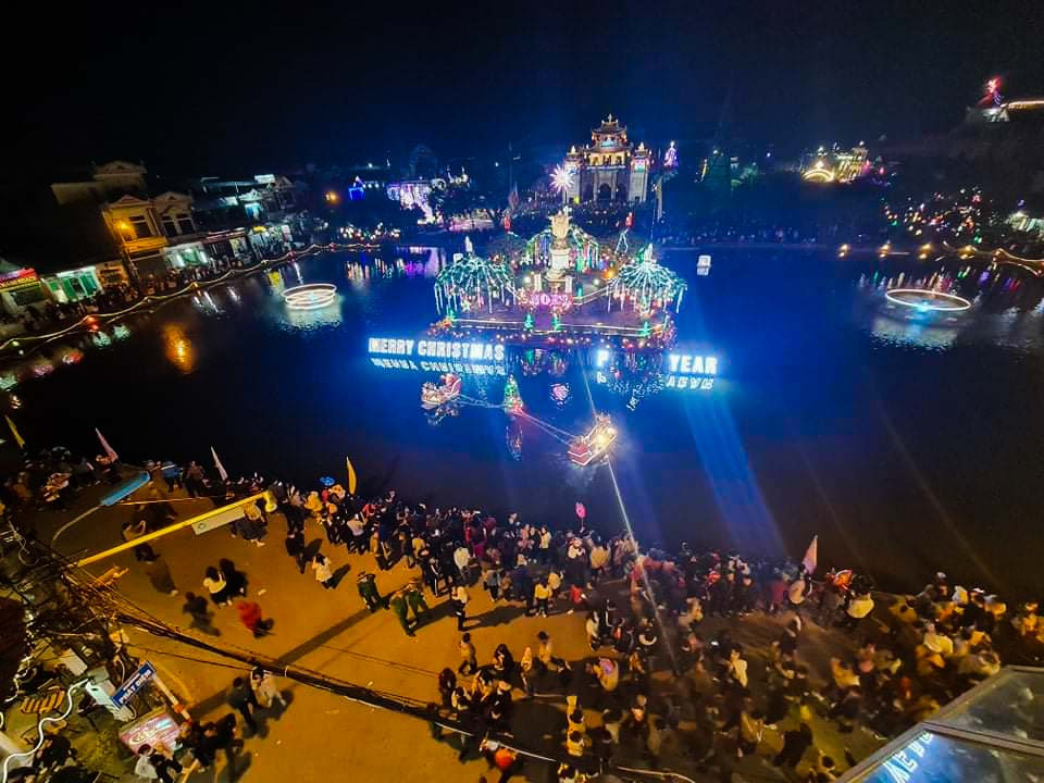 Sửng sốt với dòng người đổ về đón Noel ở nhà thờ Phát Diệm ảnh 13