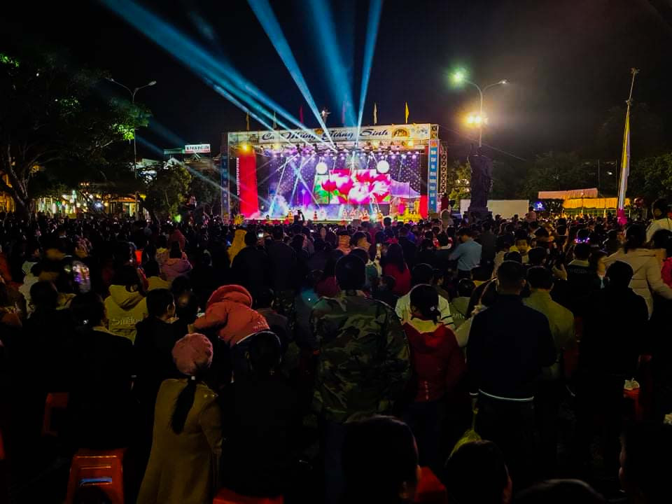 Sửng sốt với dòng người đổ về đón Noel ở nhà thờ Phát Diệm ảnh 7