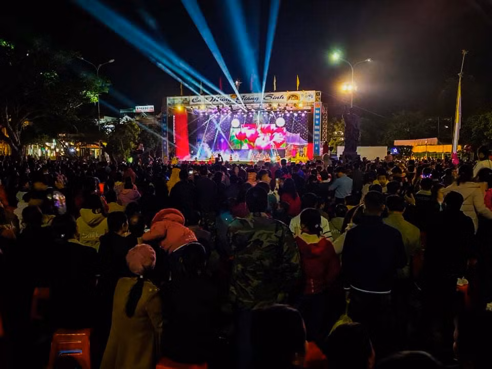 Sửng sốt với dòng người đổ về đón Noel ở nhà thờ Phát Diệm ảnh 7