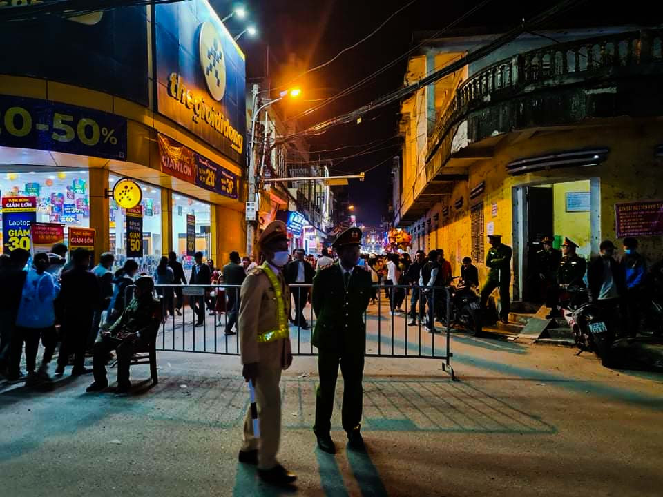 Sửng sốt với dòng người đổ về đón Noel ở nhà thờ Phát Diệm ảnh 3