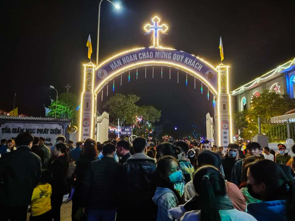 Sửng sốt với dòng người đổ về đón Noel ở nhà thờ Phát Diệm ảnh 4