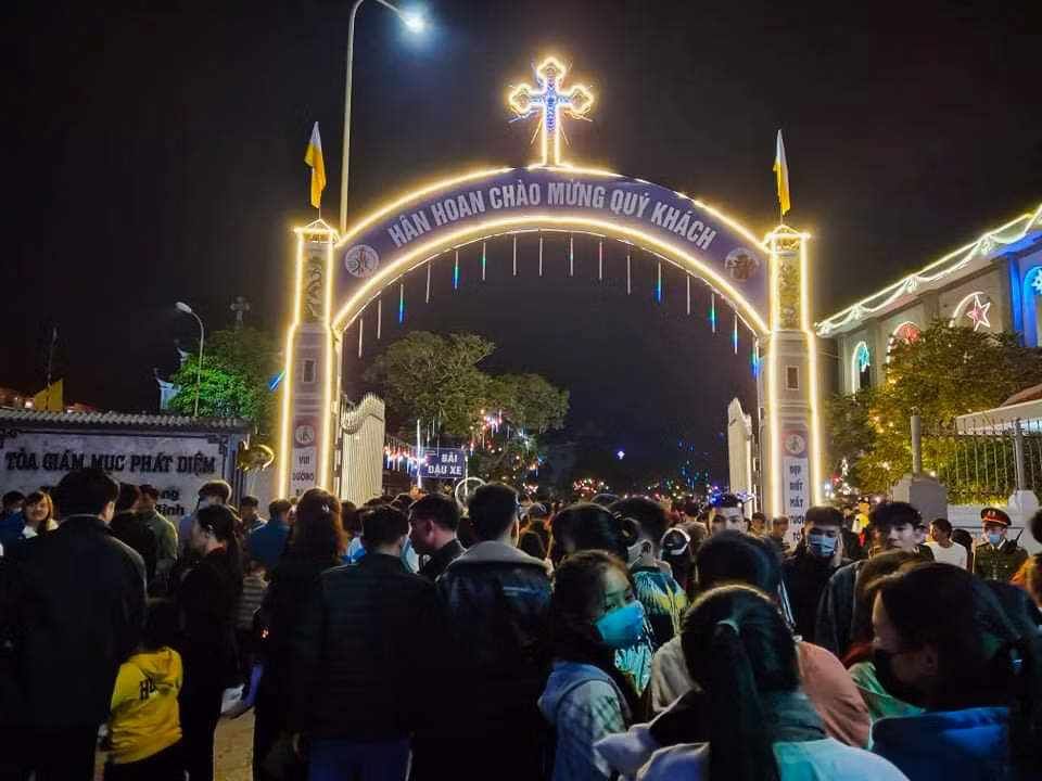 Sửng sốt với dòng người đổ về đón Noel ở nhà thờ Phát Diệm ảnh 4