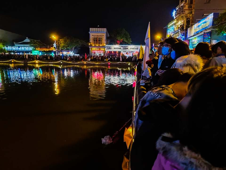 Sửng sốt với dòng người đổ về đón Noel ở nhà thờ Phát Diệm ảnh 11