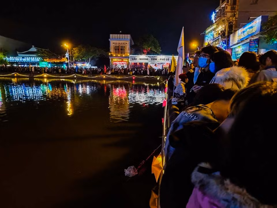 Sửng sốt với dòng người đổ về đón Noel ở nhà thờ Phát Diệm ảnh 11