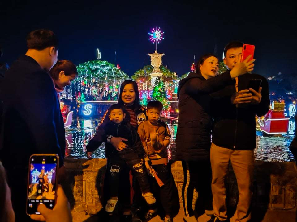 Sửng sốt với dòng người đổ về đón Noel ở nhà thờ Phát Diệm ảnh 1