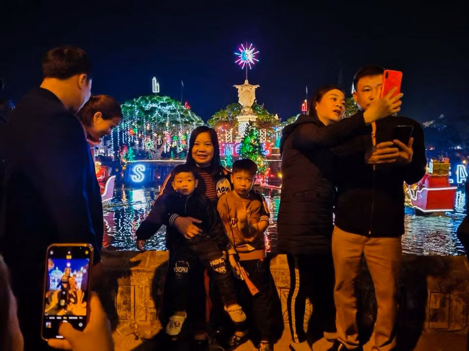Sửng sốt với dòng người đổ về đón Noel ở nhà thờ Phát Diệm ảnh 1