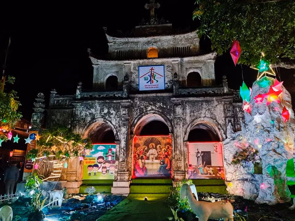 Sửng sốt với dòng người đổ về đón Noel ở nhà thờ Phát Diệm ảnh 10