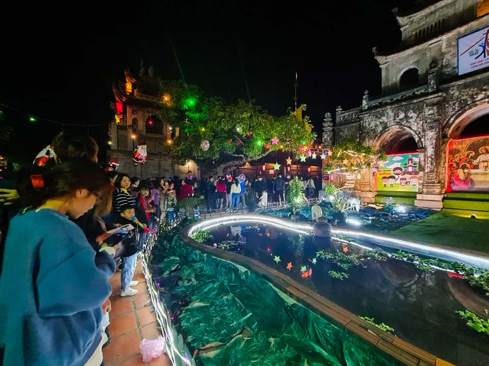 Sửng sốt với dòng người đổ về đón Noel ở nhà thờ Phát Diệm ảnh 8