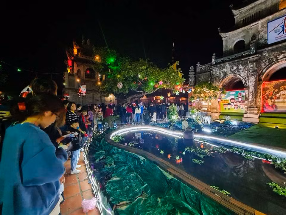 Sửng sốt với dòng người đổ về đón Noel ở nhà thờ Phát Diệm ảnh 8