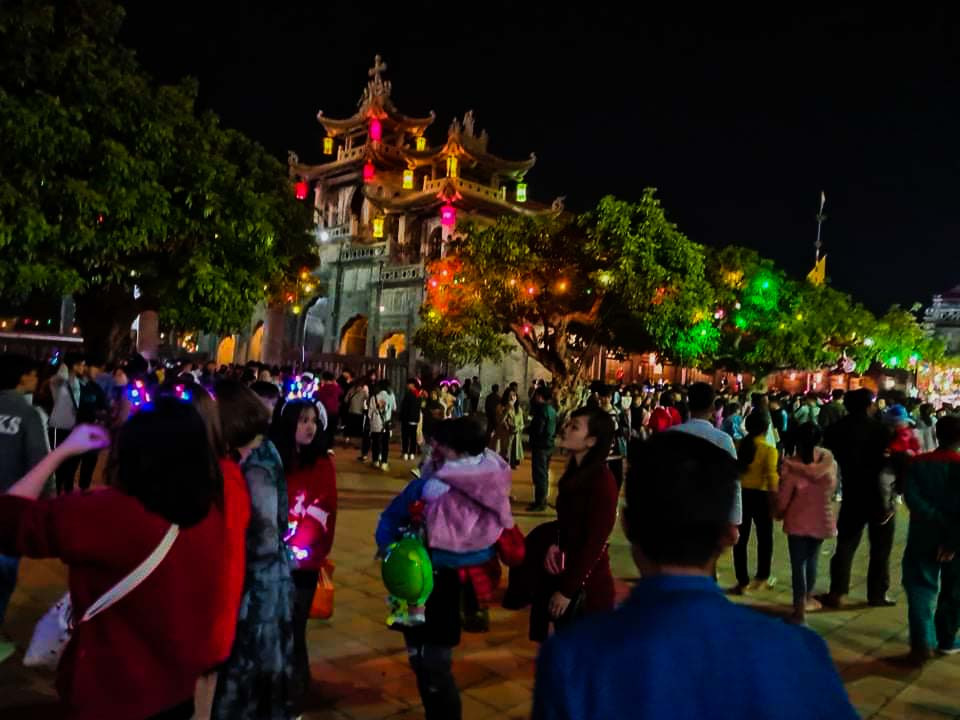 Sửng sốt với dòng người đổ về đón Noel ở nhà thờ Phát Diệm ảnh 5