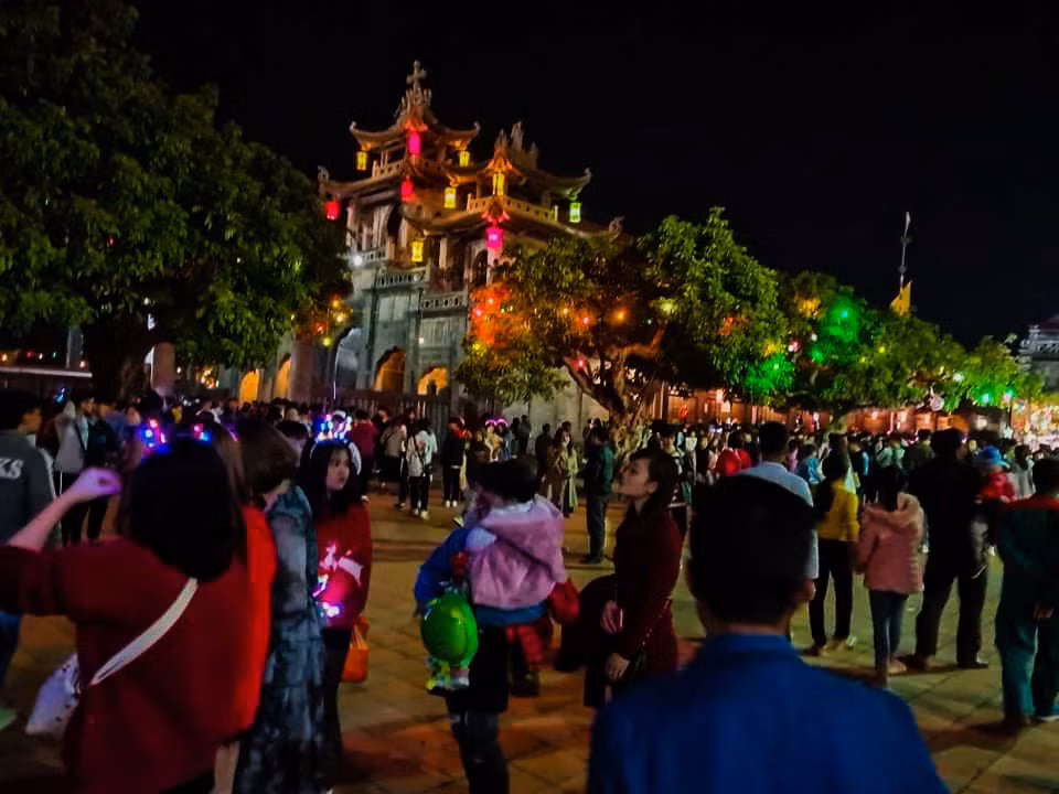Sửng sốt với dòng người đổ về đón Noel ở nhà thờ Phát Diệm ảnh 5