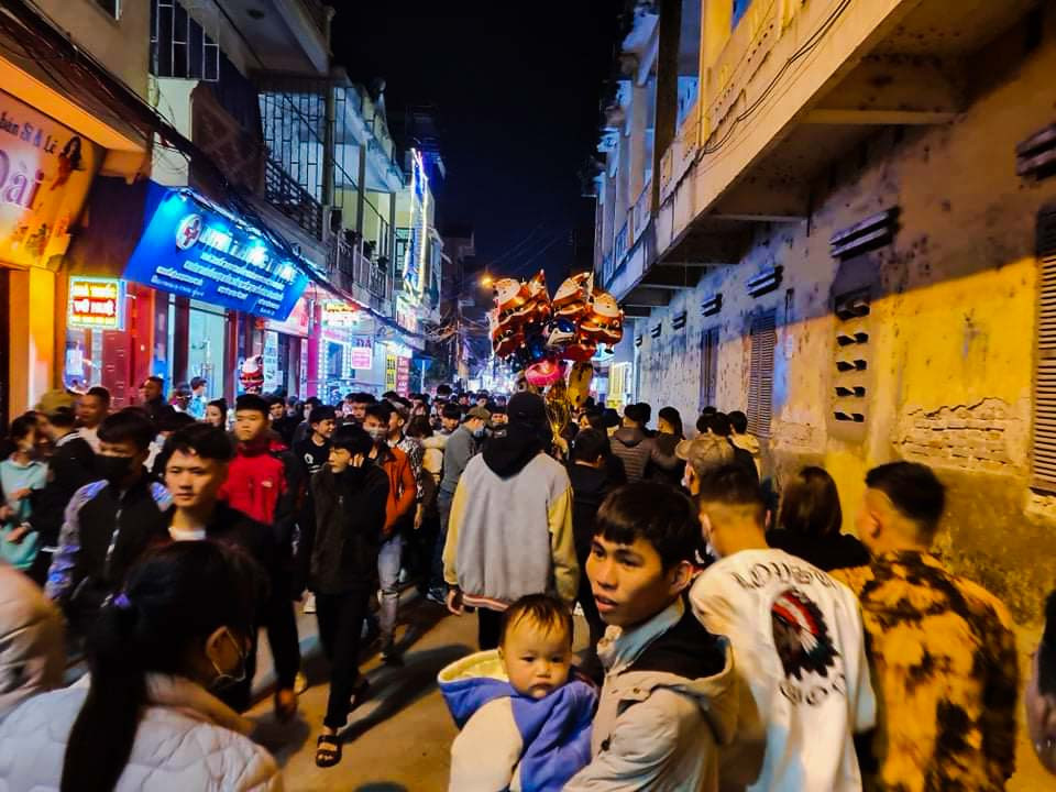 Sửng sốt với dòng người đổ về đón Noel ở nhà thờ Phát Diệm ảnh 2