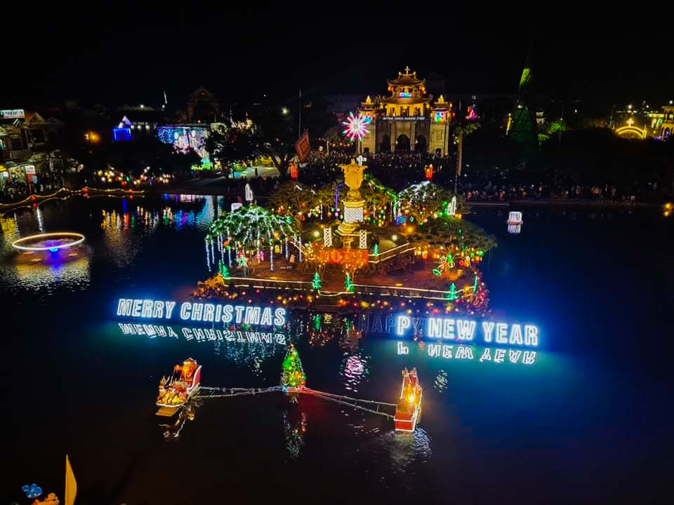 Sửng sốt với dòng người đổ về đón Noel ở nhà thờ Phát Diệm ảnh 12