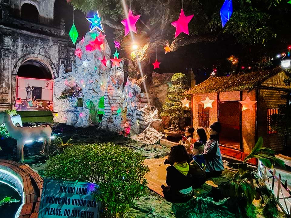 Sửng sốt với dòng người đổ về đón Noel ở nhà thờ Phát Diệm ảnh 9