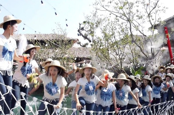 Đoàn 30 thí sinh Hoa hậu Thái Lan gặp tai nạn sập cầu treo khi đang chụp hình ảnh 1