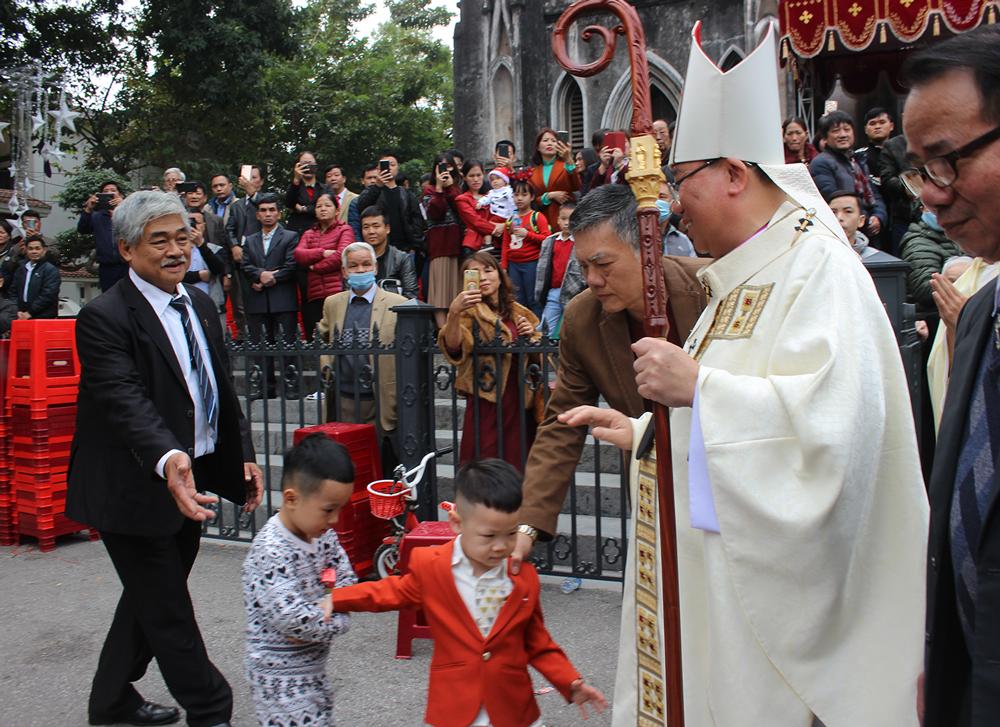 Hình ảnh đại lễ Giáng sinh của hàng nghìn giáo dân ở nhà thờ Lớn ảnh 16