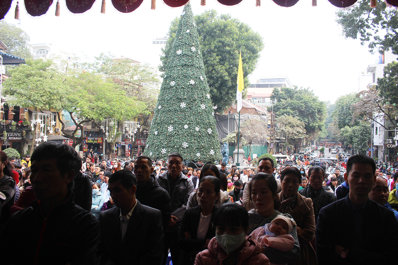 Hình ảnh đại lễ Giáng sinh của hàng nghìn giáo dân ở nhà thờ Lớn ảnh 18