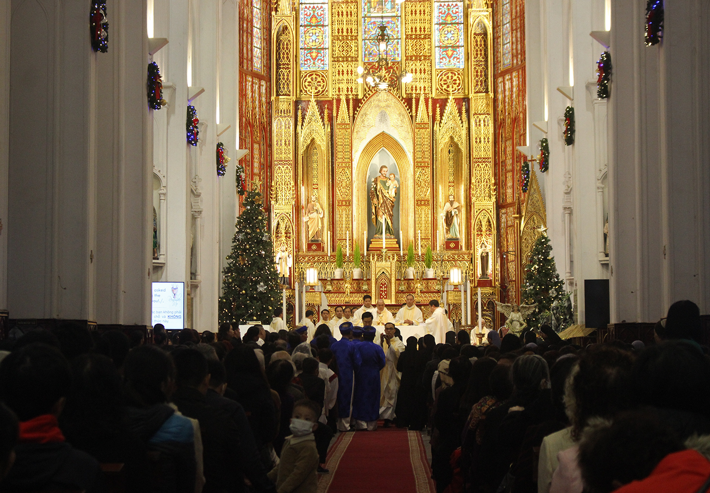 Hình ảnh đại lễ Giáng sinh của hàng nghìn giáo dân ở nhà thờ Lớn ảnh 17