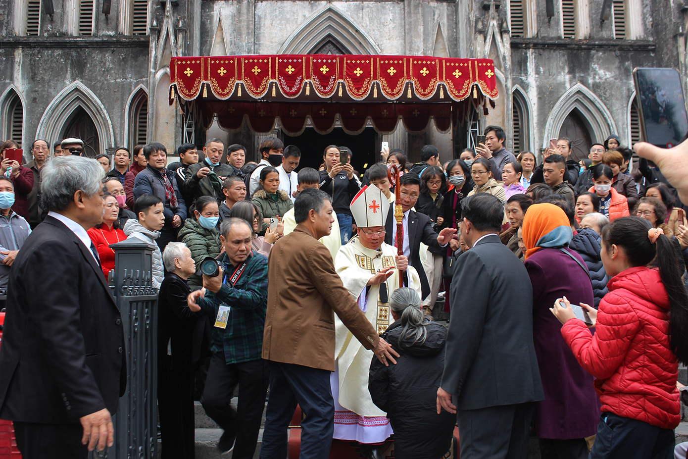 Hình ảnh đại lễ Giáng sinh của hàng nghìn giáo dân ở nhà thờ Lớn ảnh 15