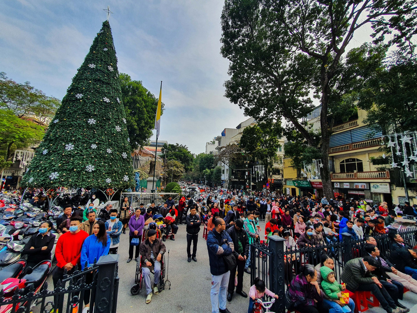 Hình ảnh đại lễ Giáng sinh của hàng nghìn giáo dân ở nhà thờ Lớn ảnh 21