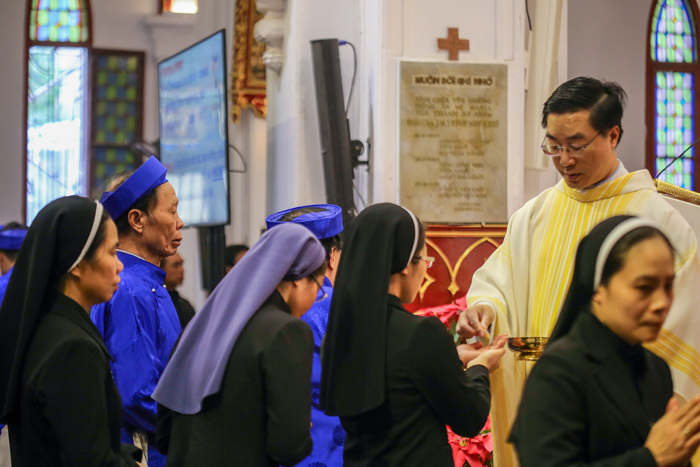 Hình ảnh đại lễ Giáng sinh của hàng nghìn giáo dân ở nhà thờ Lớn ảnh 13