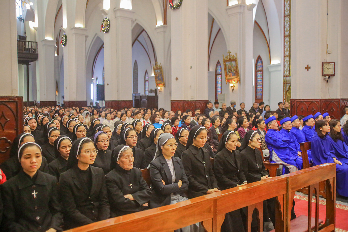 Hình ảnh đại lễ Giáng sinh của hàng nghìn giáo dân ở nhà thờ Lớn ảnh 19
