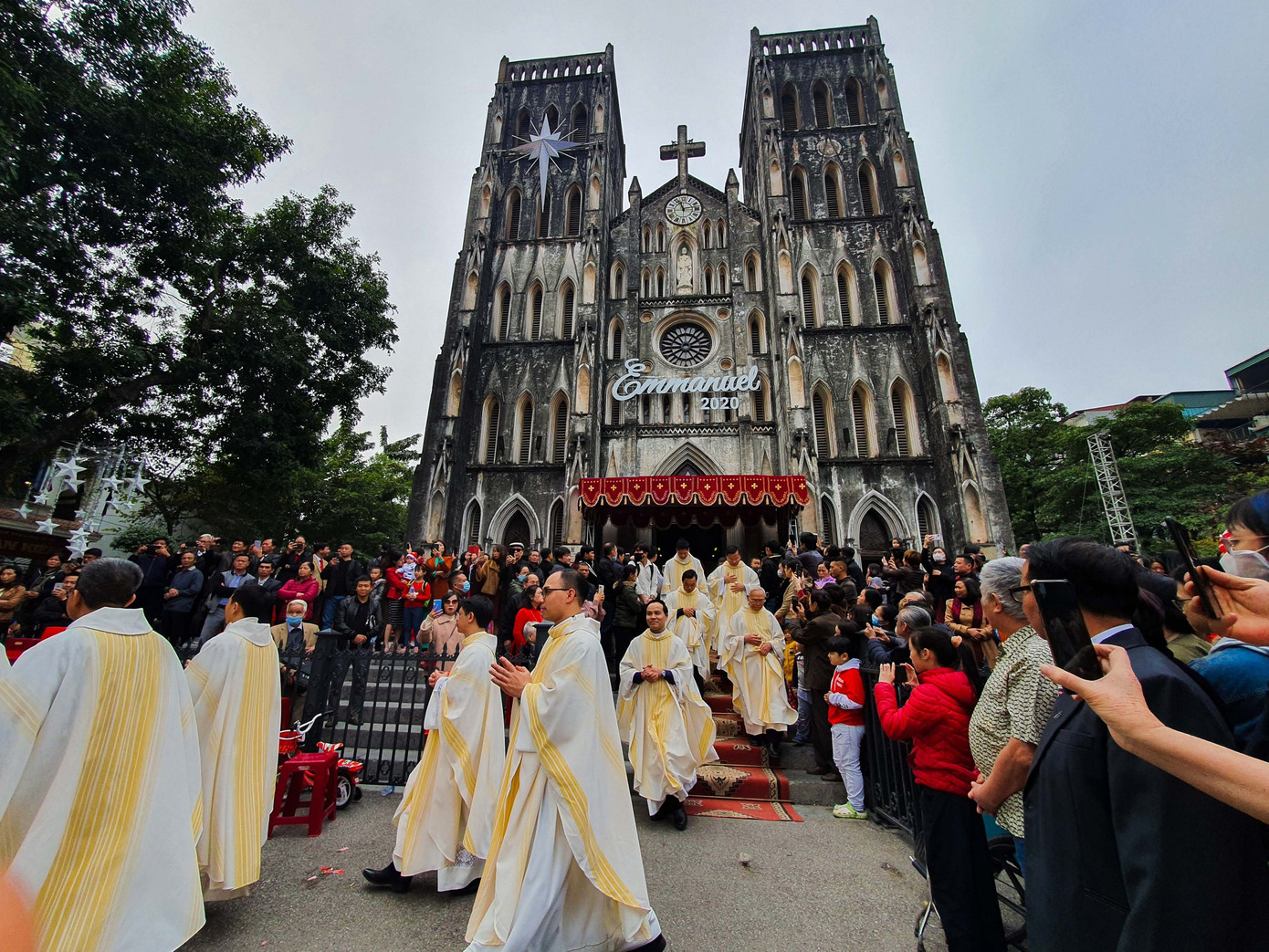 Hình ảnh đại lễ Giáng sinh của hàng nghìn giáo dân ở nhà thờ Lớn ảnh 14
