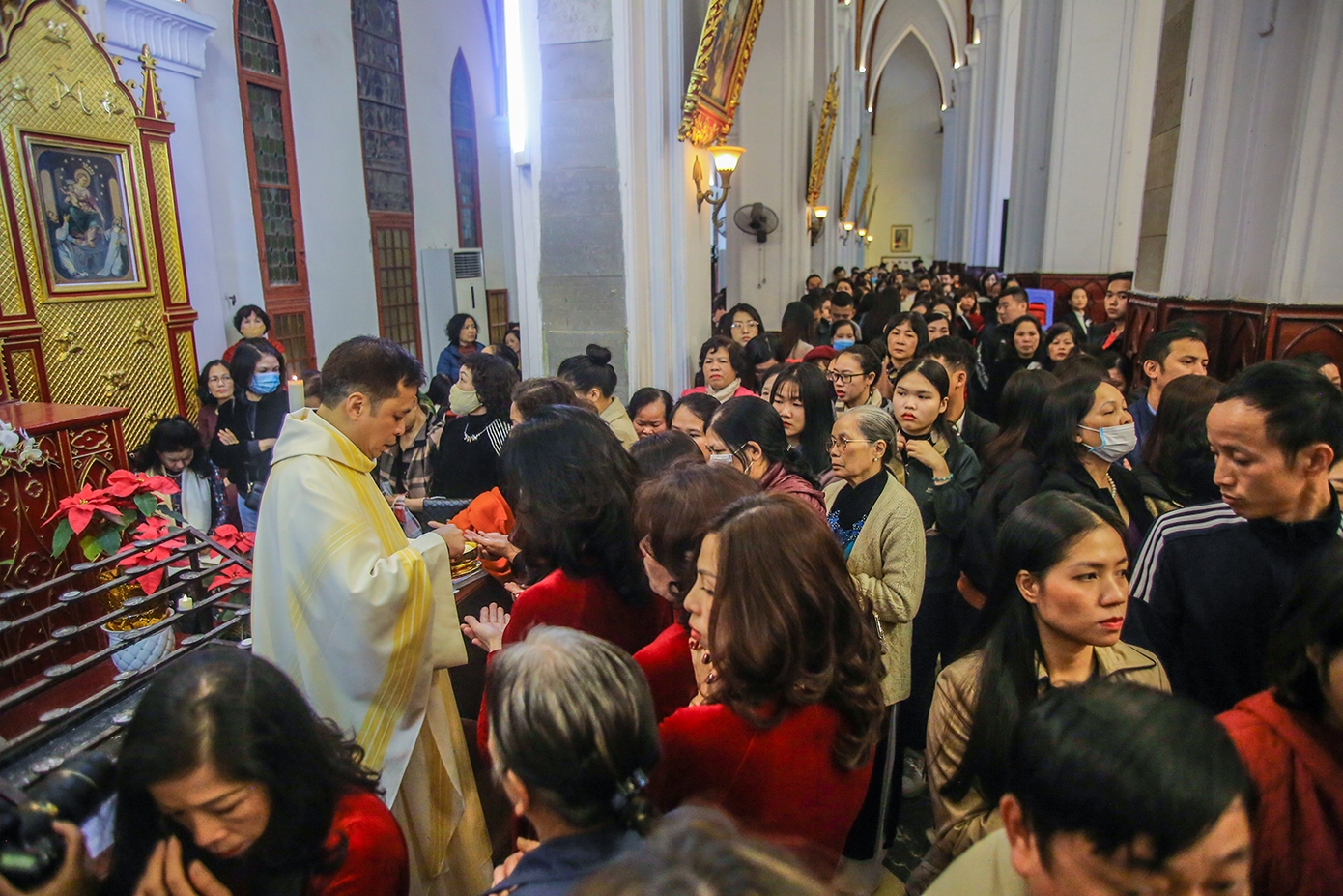 Hình ảnh đại lễ Giáng sinh của hàng nghìn giáo dân ở nhà thờ Lớn ảnh 12