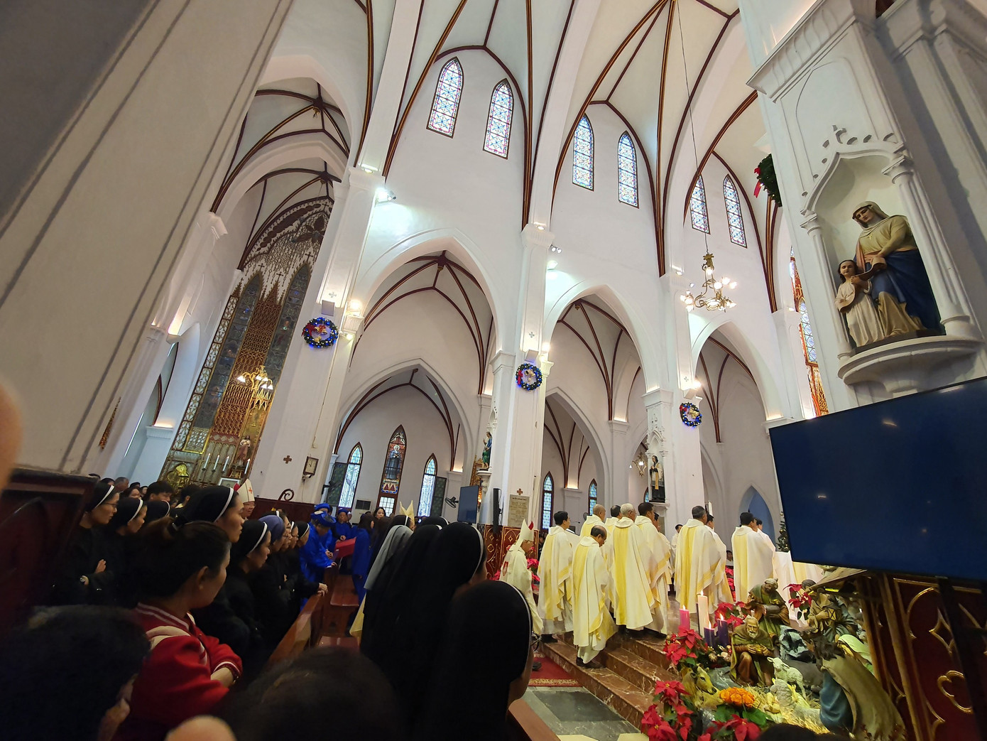 Hình ảnh đại lễ Giáng sinh của hàng nghìn giáo dân ở nhà thờ Lớn ảnh 1