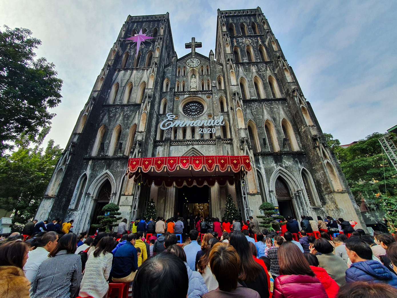 Hình ảnh đại lễ Giáng sinh của hàng nghìn giáo dân ở nhà thờ Lớn ảnh 22