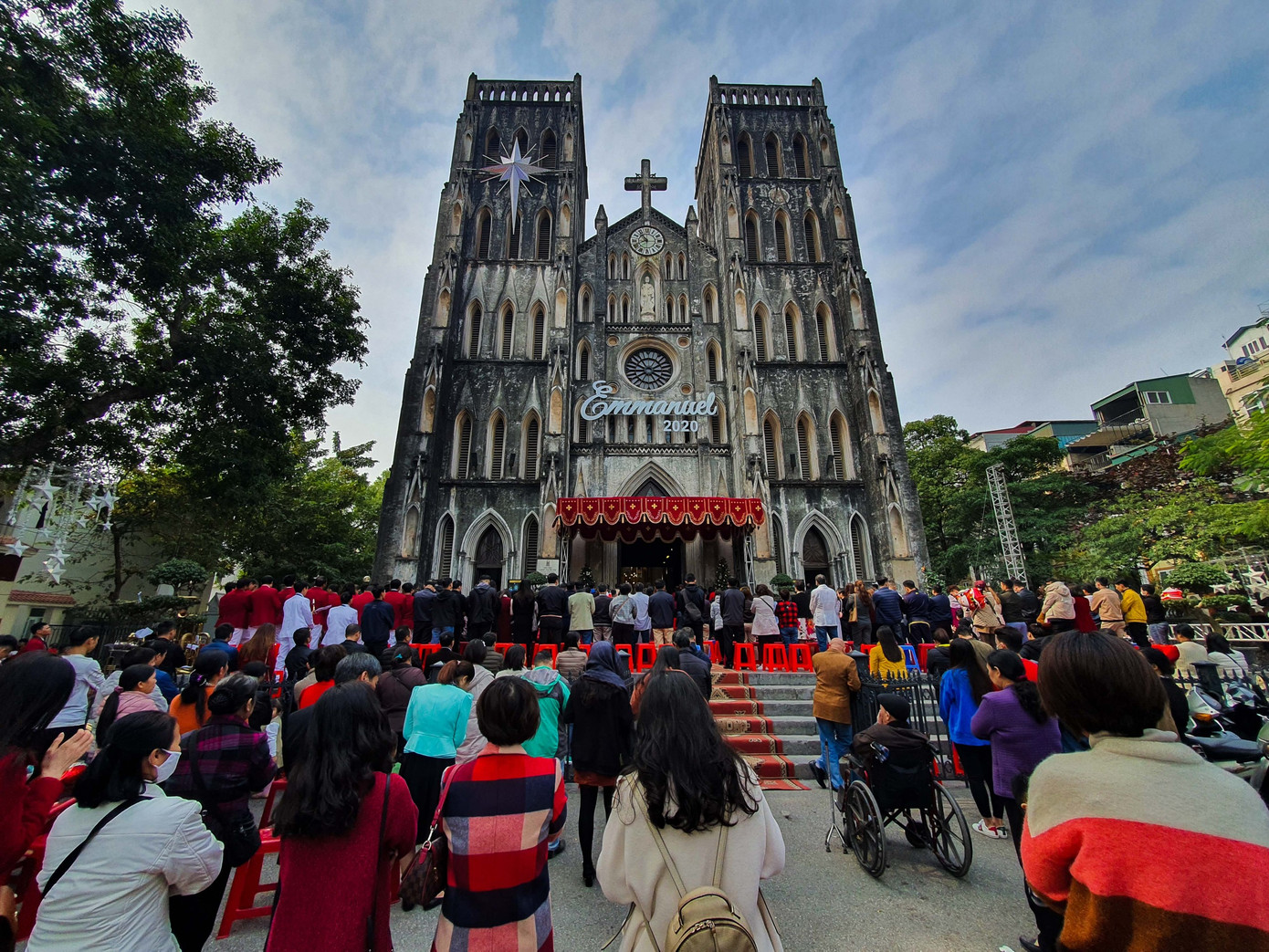 Hình ảnh đại lễ Giáng sinh của hàng nghìn giáo dân ở nhà thờ Lớn ảnh 7