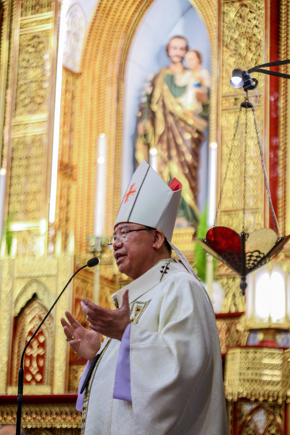 Hình ảnh đại lễ Giáng sinh của hàng nghìn giáo dân ở nhà thờ Lớn ảnh 6