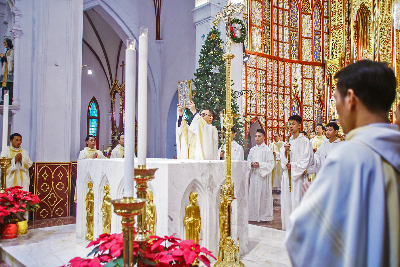 Hình ảnh đại lễ Giáng sinh của hàng nghìn giáo dân ở nhà thờ Lớn ảnh 3