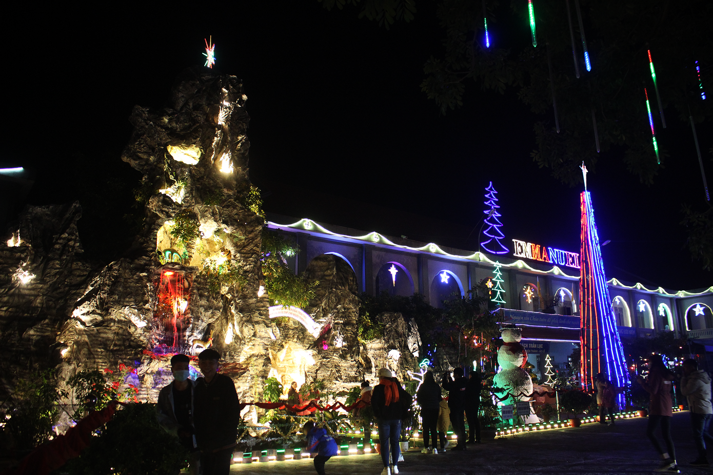 Khung cảnh Giáng sinh về đêm lộng lẫy của nhà thờ Phát Diệm ảnh 14