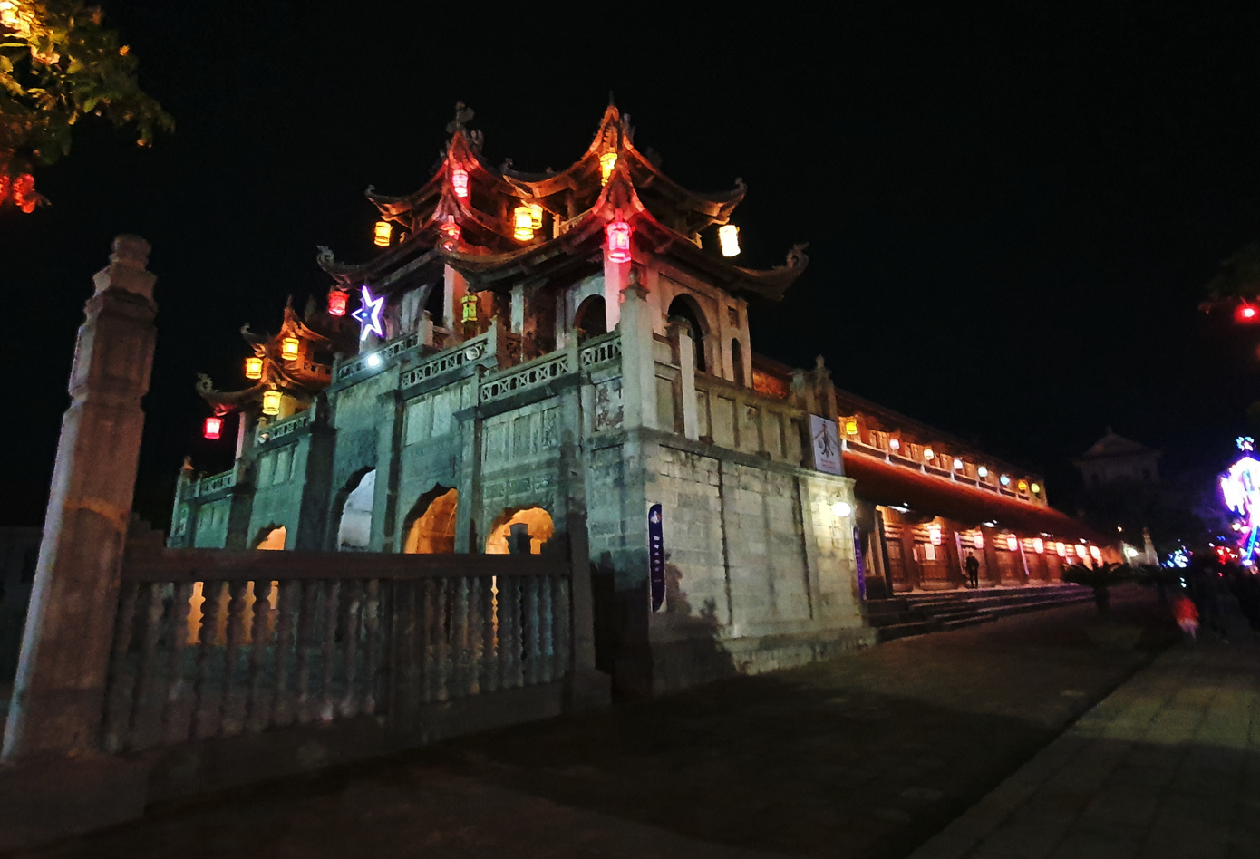 Khung cảnh Giáng sinh về đêm lộng lẫy của nhà thờ Phát Diệm ảnh 9