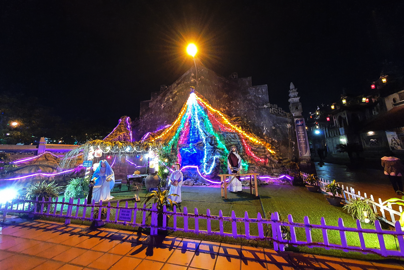 Khung cảnh Giáng sinh về đêm lộng lẫy của nhà thờ Phát Diệm ảnh 12