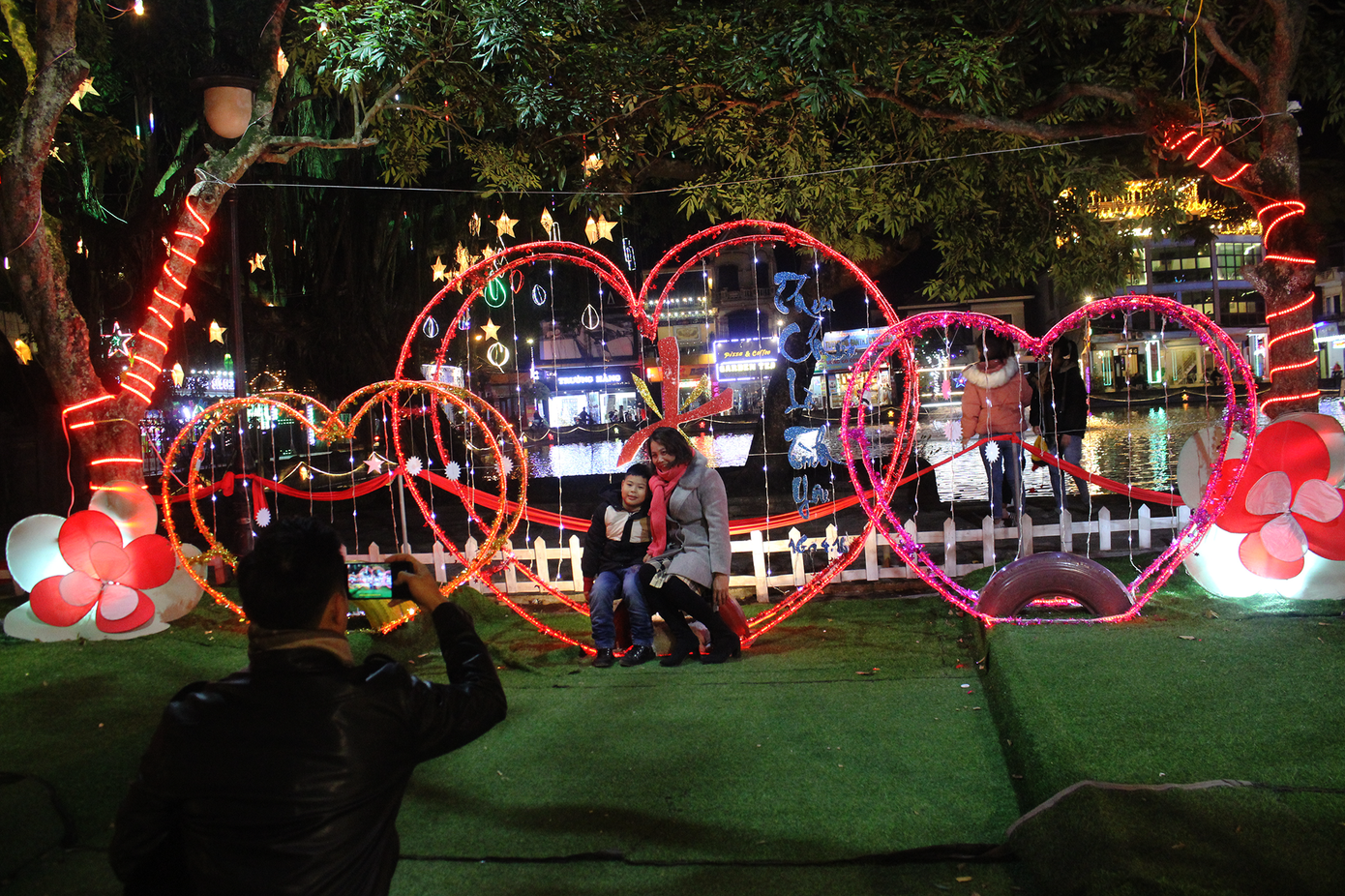 Khung cảnh Giáng sinh về đêm lộng lẫy của nhà thờ Phát Diệm ảnh 7