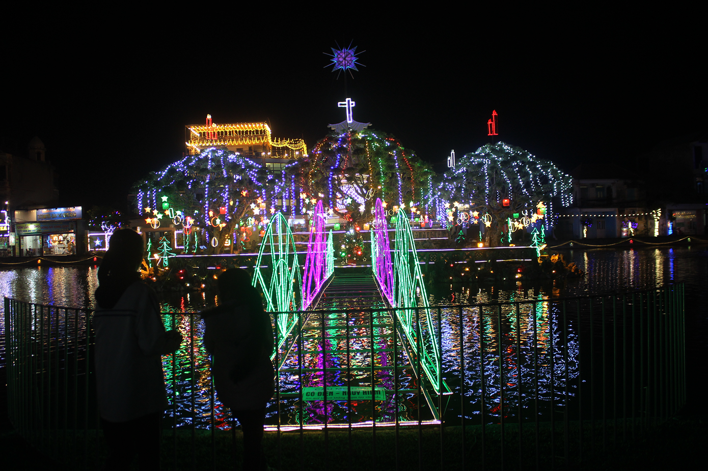 Khung cảnh Giáng sinh về đêm lộng lẫy của nhà thờ Phát Diệm ảnh 4