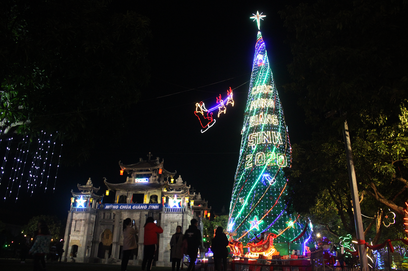 Khung cảnh Giáng sinh về đêm lộng lẫy của nhà thờ Phát Diệm ảnh 5