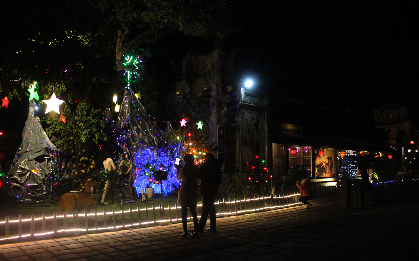 Khung cảnh Giáng sinh về đêm lộng lẫy của nhà thờ Phát Diệm ảnh 10