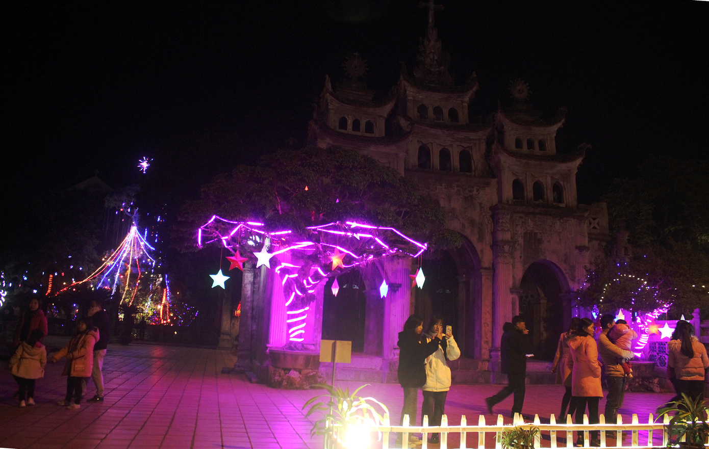 Khung cảnh Giáng sinh về đêm lộng lẫy của nhà thờ Phát Diệm ảnh 11