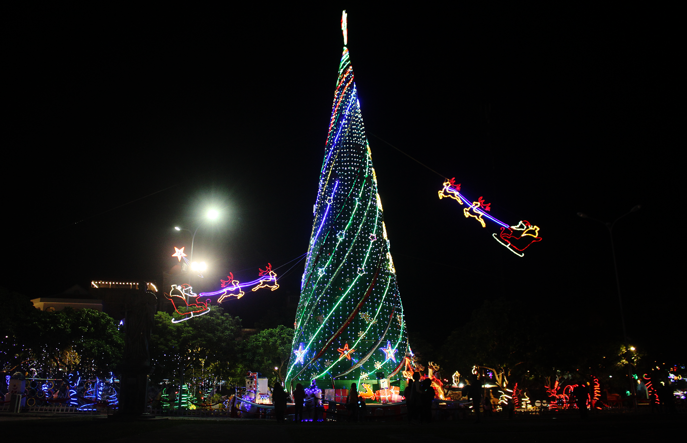 Khung cảnh Giáng sinh về đêm lộng lẫy của nhà thờ Phát Diệm ảnh 6