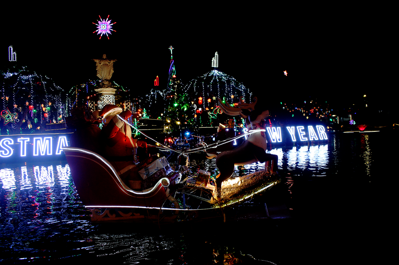 Khung cảnh Giáng sinh về đêm lộng lẫy của nhà thờ Phát Diệm ảnh 2