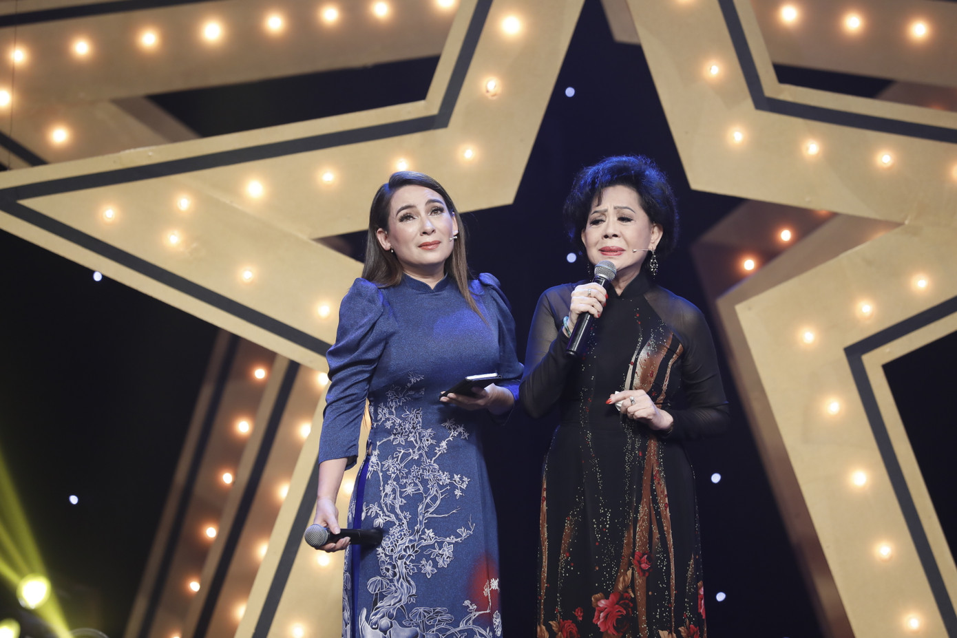 Phi Nhung bật khóc kể phải tự lái xe đi sinh con gái Wendy ảnh 2