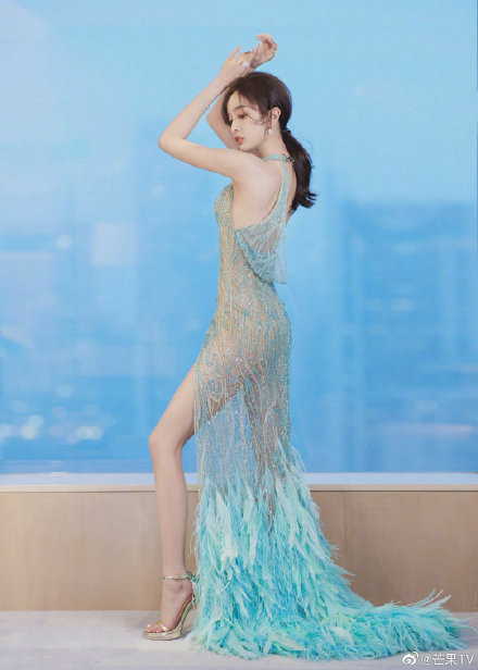 Mặc đầm xuyên thấu phản cảm, nữ ca sĩ khiến chương trình phải cắt sóng trực tiếp ảnh 1